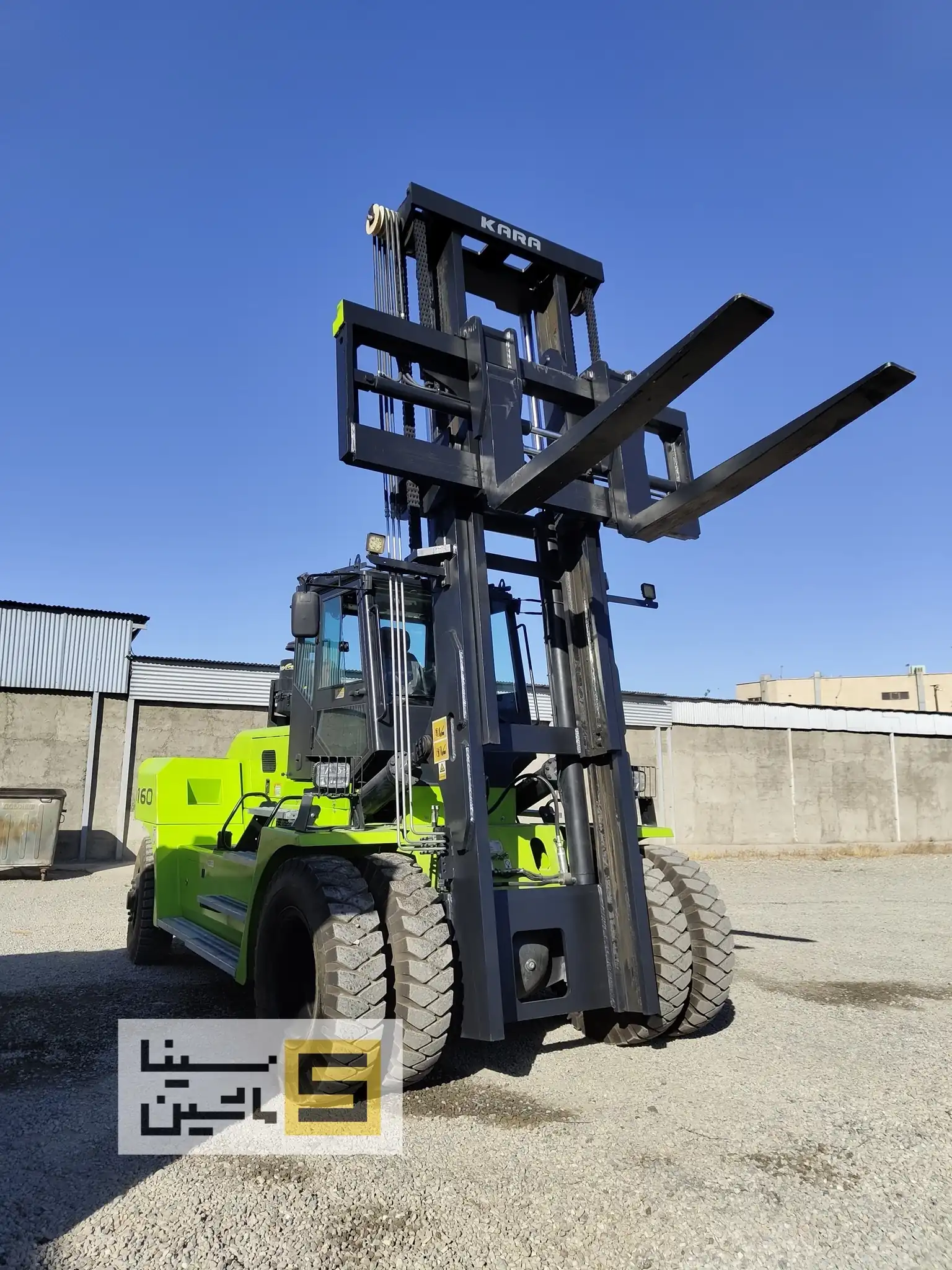 لیفتراک ۱۶ تن دیزل کارا نمای جلو در حال کار با ساید شیفت و فورک پوزیشنر FD160 kara در سینا ماشین