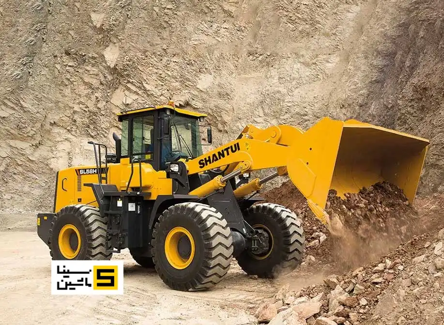لودر شانتویی SL58H در حال بارگیری خاک روی دامپتراک در معدن