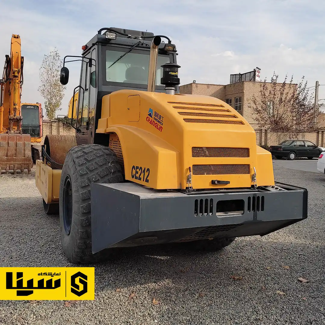 غلتک راهسازی چانگلین CE212 نمای پشت