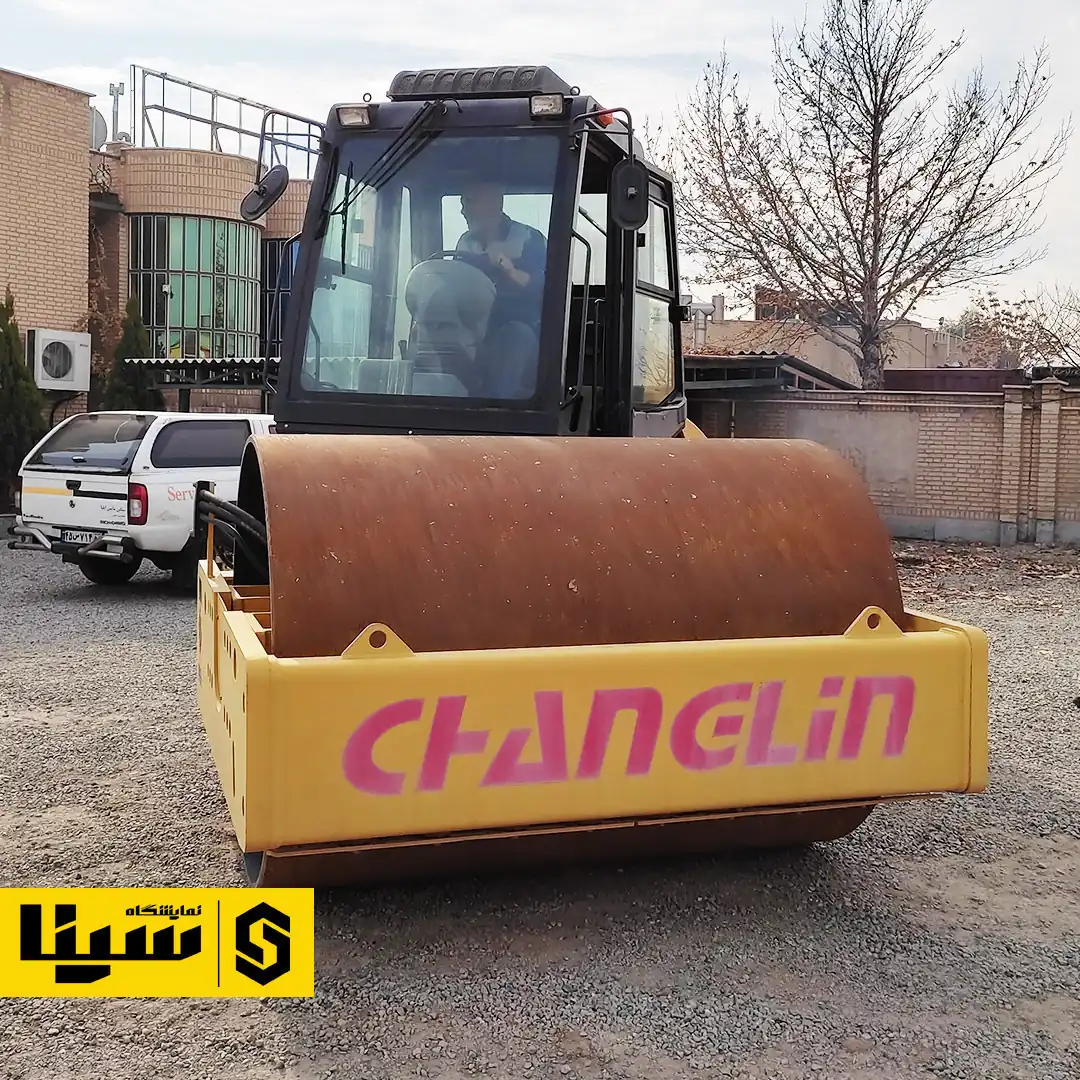 غلتک راهسازی چانگلین CE212 نمای جلو