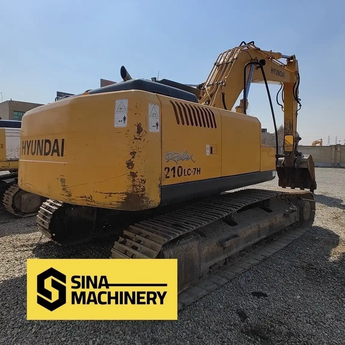 نمای سه رخ عقب راست بیل هیوندای ۲۱۰ خط ۷ کارکرده موتور H