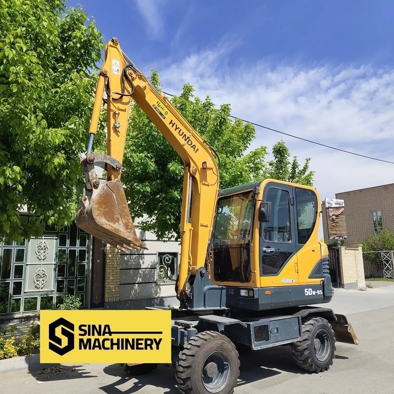 مینی بیل لاستیکی هیوندای r60 نمای جلویی