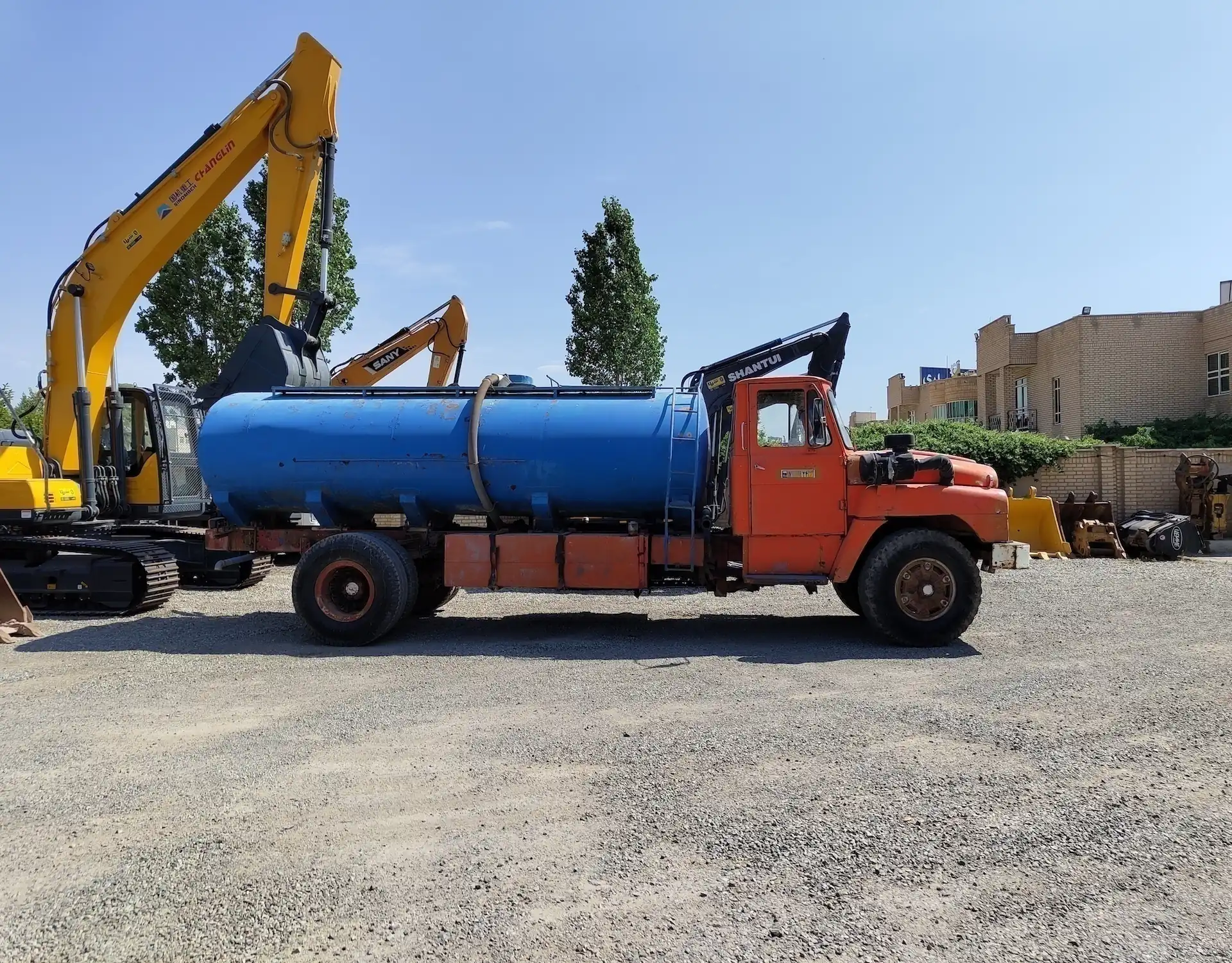 خرید و قیمت تانکر آب پاش لیلاند برای پروژه های عمرانی - نمای کناری
