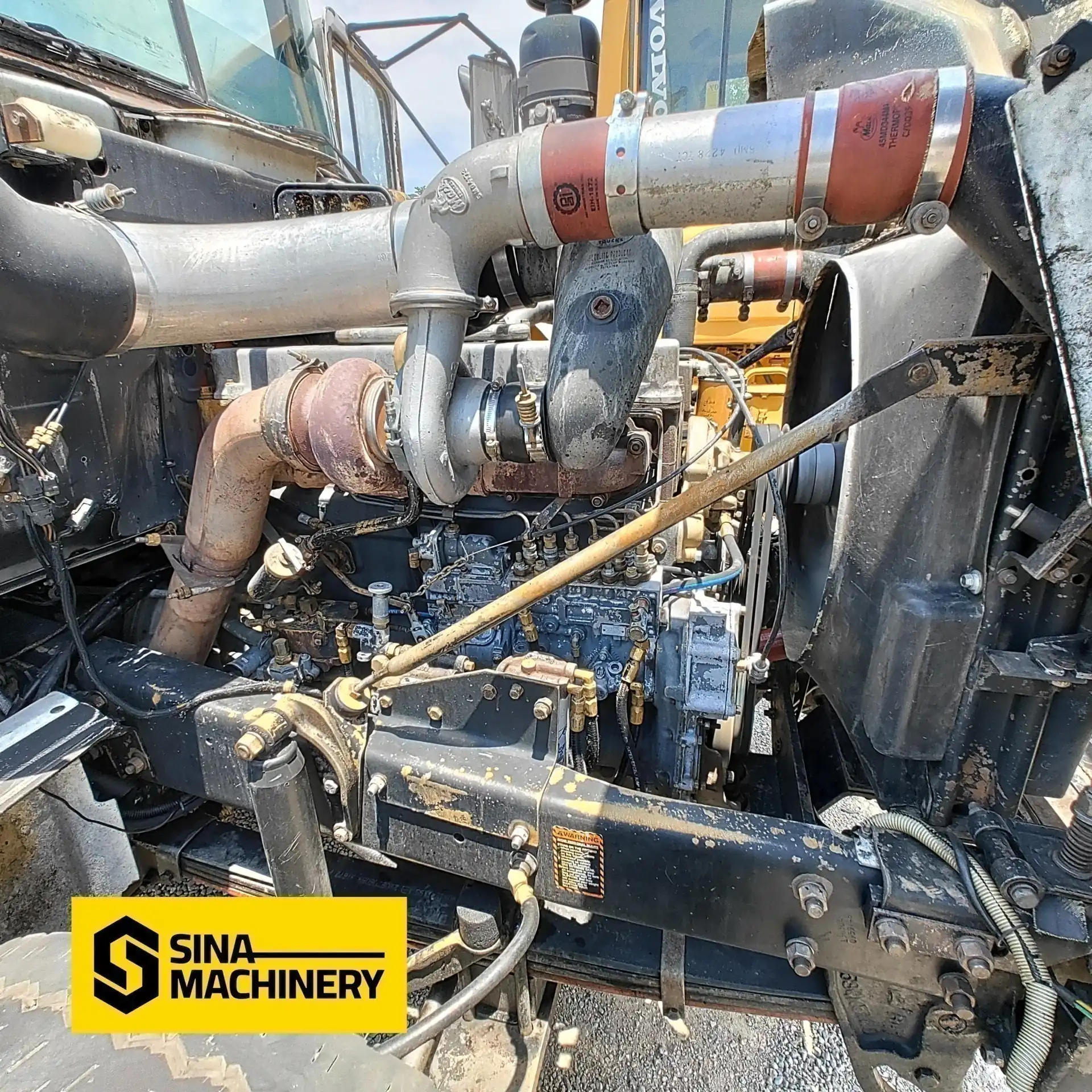 بخش موتور یا انجین کشنده ماک آردی MACK RD Truck Engine left side