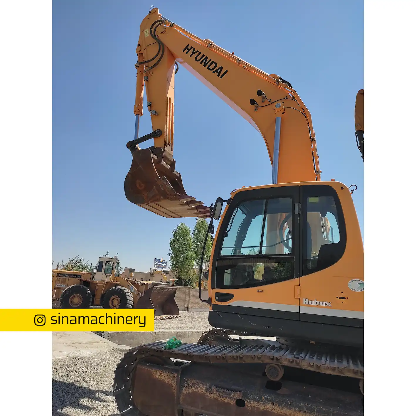 بیل هیوندای ۳۳۰ نمای کناری