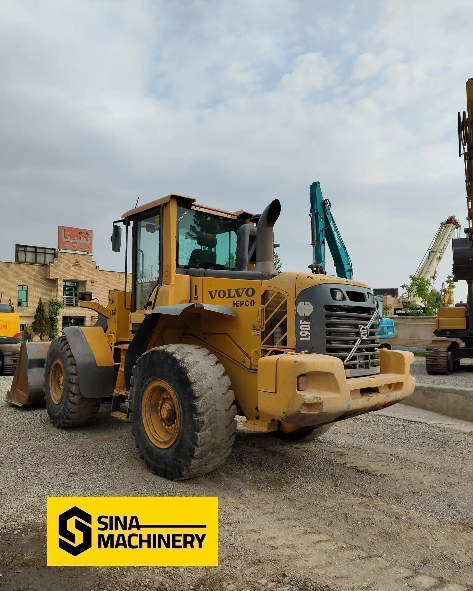 لودر volvo L90F نمای پشت در پارکینگ سینا ماشین
