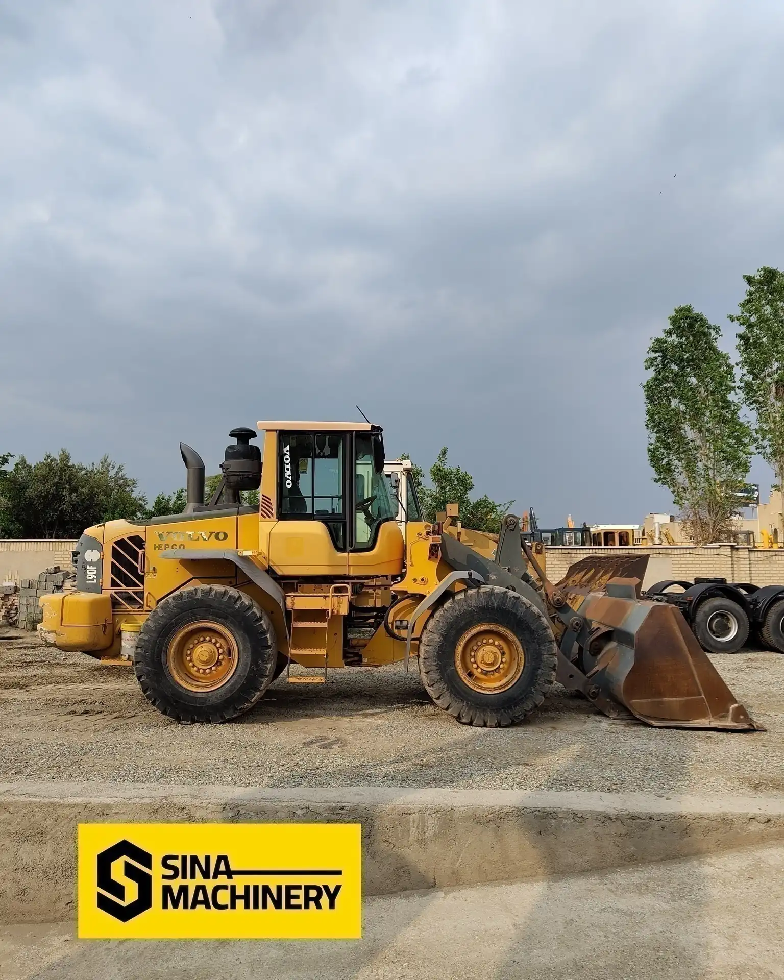 volvo L90F loader side view